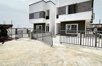 HOUSE IN LEKKI FOR SALE